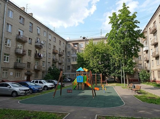 Фото 8: Двор, детская площадка
